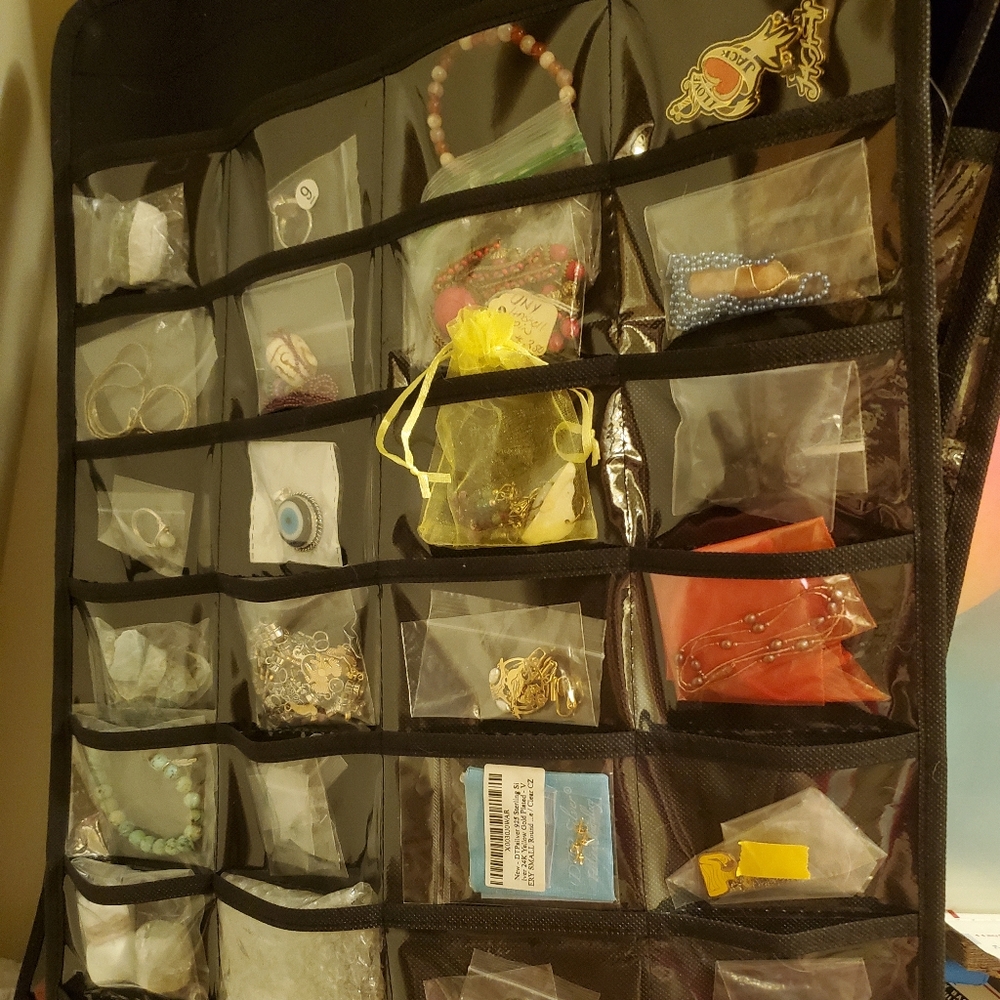 How to organize jewelry you're selling so you can find items really easily! 😃